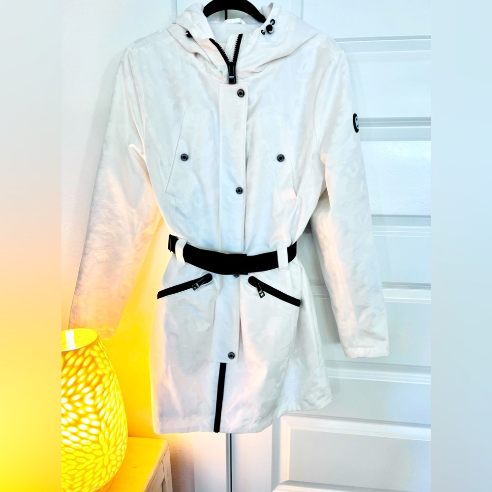 Michael Kors white subtle camo print, lightweight trench style coat. Size Large